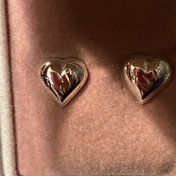 SILVER engraved embossed puff heart earrings NEW IN VELVET CLAMSHELL BOX CASE - Picture 1 of 5